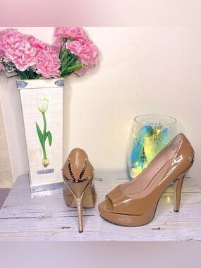𝅺🌷VINCE Camuto🌷 Tan Patent  Open Toe Stiletto Heel Pumps